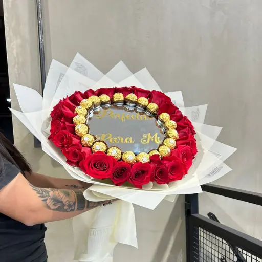Ramo de rosas y bombones rocher con espejo